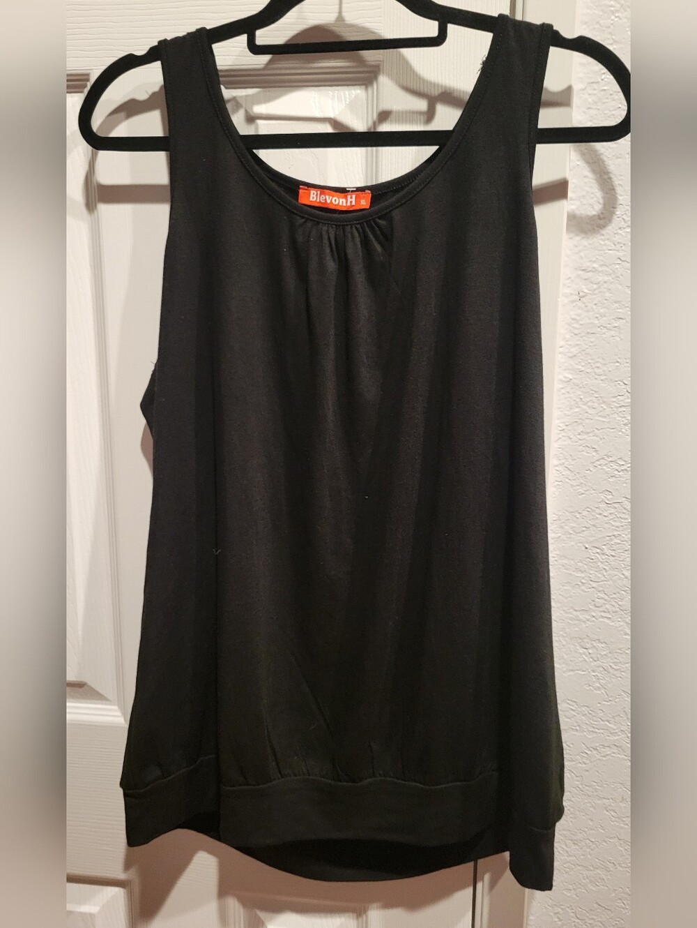 Black Sleeveless Scoop Neck Women's Tank Top